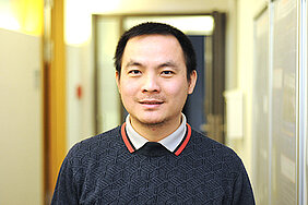 Humboldt-Stipendiat Dr. Thanh Qui Nguyen aus Vietnam forscht seit Juli 2016 an der Universität Würzburg. (Foto: Gunnar Bartsch)