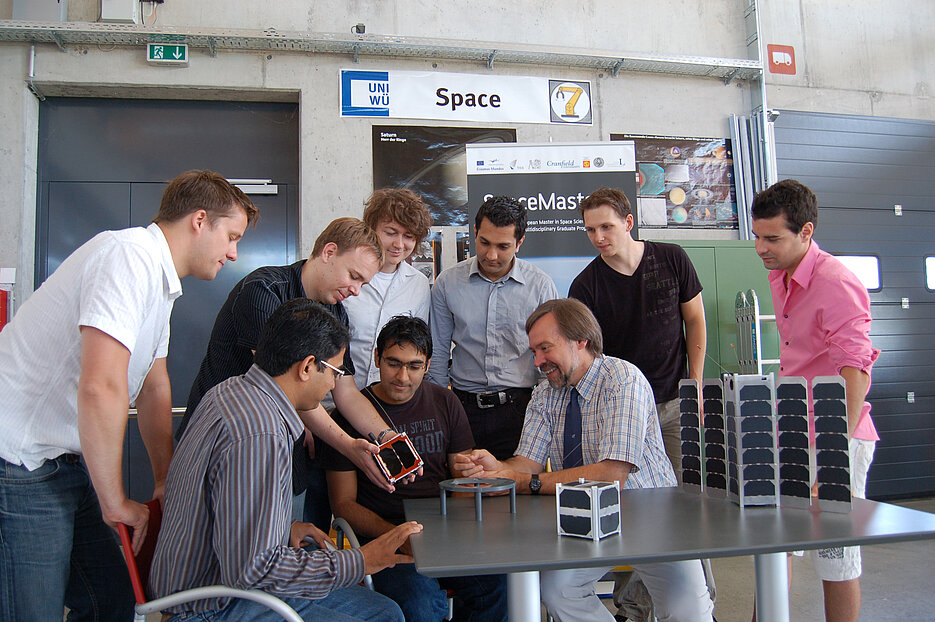Studierende bauen einen Satelliten