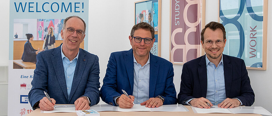 Unterzeichneten die Rahmenvereinbarung - Würzburgs Oberbürgermeister Martin Heilig (Mitte), Prof. Dr. Paul Pauli, Präsident der Julius-Maximilians-Universität Würzburg (links), und  Prof. Dr. Jean Meyer, Präsident der Technischen Hochschule Würzburg-Schweinfurt (rechts). 