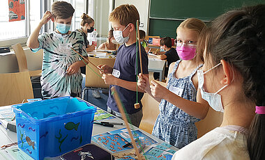 Primfische angeln: Eine der Aufgaben, die die Schulkinder ini Emils Forschercamp zu bewältigen hatten.