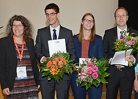 Benedikt Schulte (2.v.l.) bei der Verleihung des Dissertationspreises in Hamburg. Gleichzeitig wurden Elisabeth Lübbecke (Berlin) und Andreas Bärmann (Erlangen-Nürnberg) ausgezeichnet. Links Professorin Anita Schöbel, Vorsitzende der Jury. (Foto: GOR)