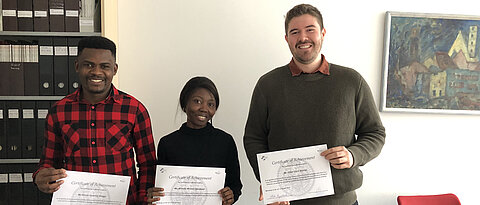 Die Preisträger des Tutorenpreises Biologie 2019 (v. l.: Nonso Josephat Ikenga; Atinuke Melody Ogunboye und Oliver Dyck Dionisi. Nicht auf dem Foto: Gökhan Karpuzoglu.