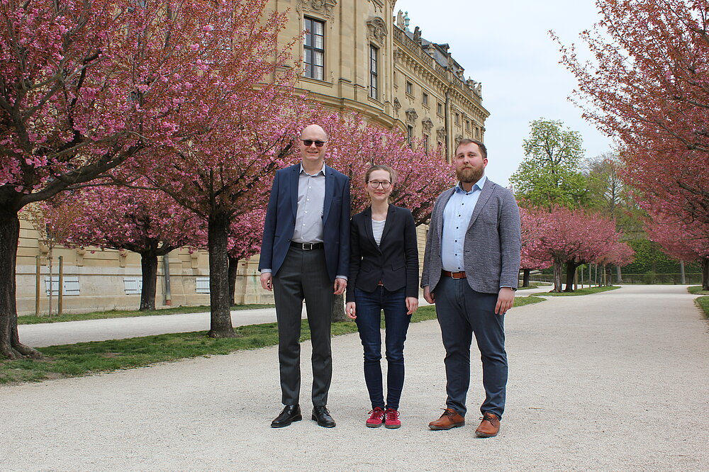 hier sind Prof. Dr. Rene Pfeilschifter, Julia Schwarzer und Adrian Erben zu sehen.