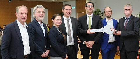 Schlüsselübergabe zur Eröffnung des DZPP mit (v.l.) Thomas Jansing (Sternstunden), Tobias Bansen und Franziska Klemm (KKH), Marcel Romanos (DZPP), Tim J. von Oertzen (UKW), Arne Bürger (DZPP) und Uwe Klug (JMU).