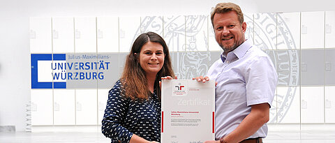 Klaus Baumann und Marion Bischoff mit dem Zertifikat „Familiengerechte Hochschule“. (Foto: Robert Emmerich)