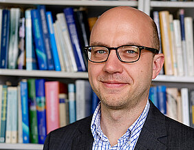 Roland Deutsch ist neuer Lehrstuhlinhaber für Psychologie an der Uni Würzburg. (Foto: Petra Leckert)