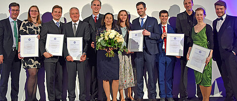 Die Förderpreisträgerinnen und -preisträger sowie Ehrengäste bei der Benefizgala der Stiftung „Forschung hilft“.
