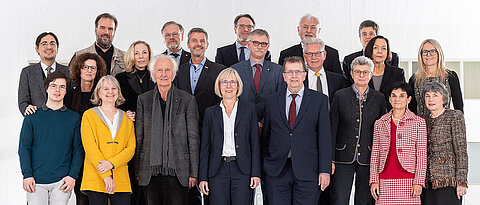 Unileitung, Mitglieder des Universitätsrates und des Senats beim Gruppenfoto. In der ersten Reihe 3. von links: Der Vorsitzende des Universitätsrats, Helmut Schwarz. Rechts daneben seine Stellvertreterin, die Senatsvorsitzende Caroline Kisker.