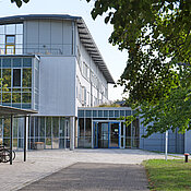 Der Westeingang des Instituts für Informatik der Uni Würzburg auf dem Campus Hubland.