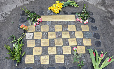 Die fertig verlegten Stolpersteine in der Friesstraße vor der Oberthür-Schule.