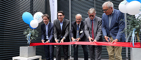 Feierliche Einweihung (v. l.): Philip Rieger (Kaufmännischer Direktor), Prof. Tim J. von Oertzen (Ärztlicher Direktor), Prof. Roland Jahns (Leiter der ibdw), Dr. Uwe Klug (Kanzler der Universität Würzburg) und Dekan Prof. Matthias Frosch. 