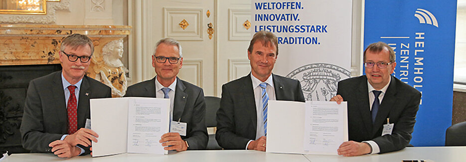 Vertragsunterzeichnung in der Residenz (v.l.): Uwe Klug (Kanzler der JMU), Dirk Heinz (Wissenschaftlicher Geschäftsführer Helmholtz-Zentrum für Infektionsforschung), Michael Strätz (Administrativer Geschäftsführer Helmholtz-Zentrum für Infektionsfo