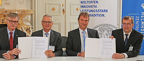 Vertragsunterzeichnung in der Residenz (v.l.): Uwe Klug (Kanzler der JMU), Dirk Heinz (Wissenschaftlicher Geschäftsführer Helmholtz-Zentrum für Infektionsforschung), Michael Strätz (Administrativer Geschäftsführer Helmholtz-Zentrum für Infektionsfo