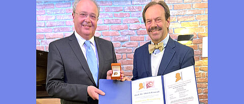 Ulrich Konrad (links) und Wolfgang Gerold bei der Preisverleihung in Wien.