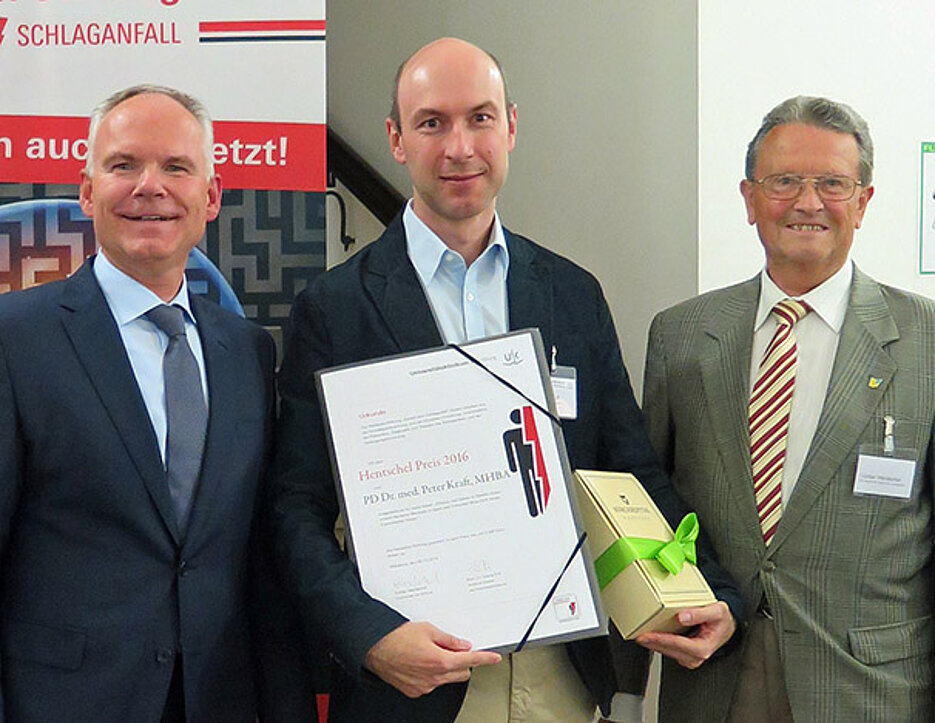 Der Hentschel-Preisträger 2016, Privatdozent Dr. Peter Kraft, umrahmt von Prof. Ralf-Info Ernestus, dem Direktor der Neurochirurgischen Klinik und Poliklinik des Uniklinikums Würzburg und stellvertretender Ärztlicher Direktor (links), und Günter Hents