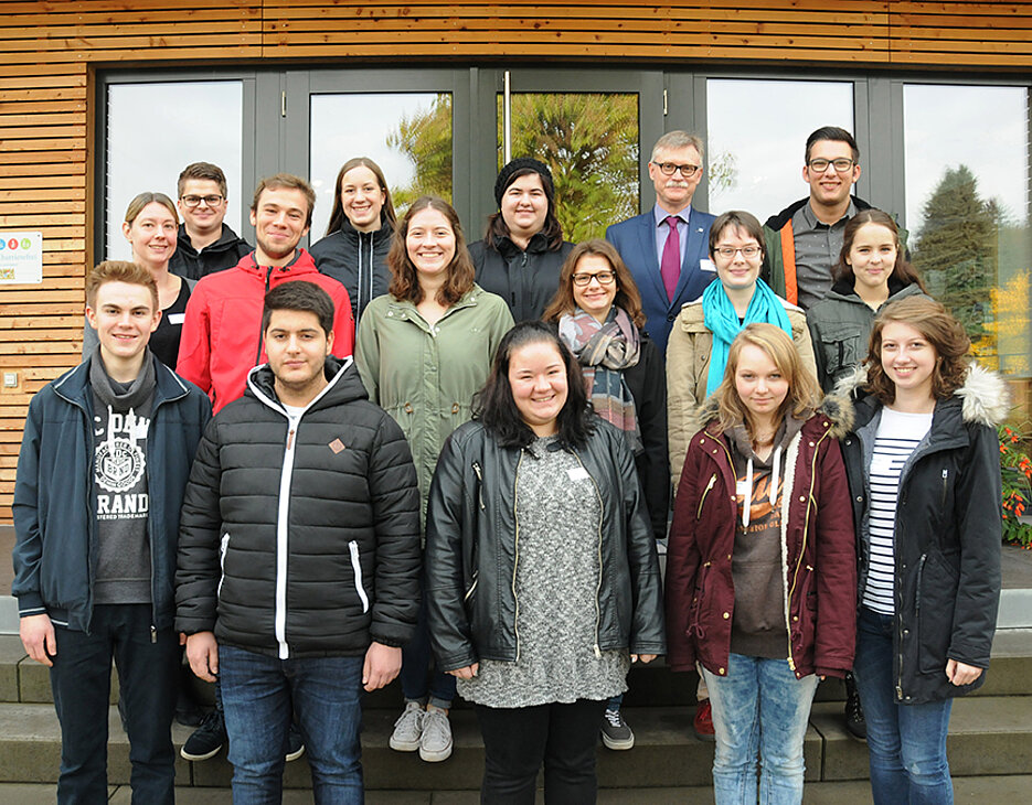 Neue Auszubildende der Uni Würzburg mit Kanzler Uwe Klug und Sabine Stahl vom Personalrat. Mit im Bild Tim Ehrenfels (hinten rechts) und Yannik Reuß (hinten links) von der Jugend- und Auszubildendenvertretung. (Foto: Robert Emmerich)