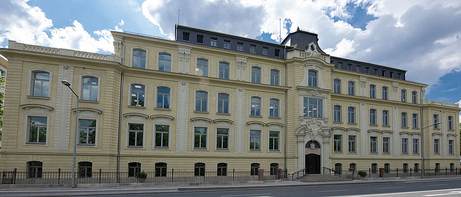 Blick auf das Translationszentrum für Regenerative Therapien des Fraunhofer-Instituts für Silicatforschung ISC (ehemalige Augenklinik) am Röntgenring in Würzburg.
