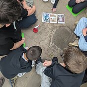 Schülerinnen disktuieren die Ursachen und Auswirkungen des Rückgangs des Aralsees  durch den Anbau von Baumwollplantagen.