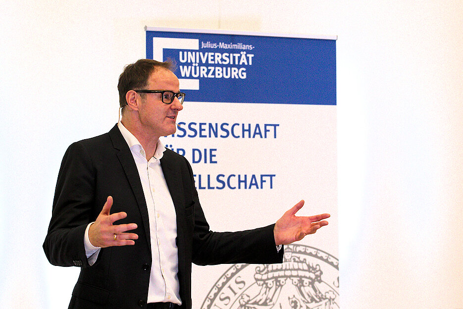 Vince Ebert beim Vortrag zum Tag der Lehre, Foto: Jörg Fuchs