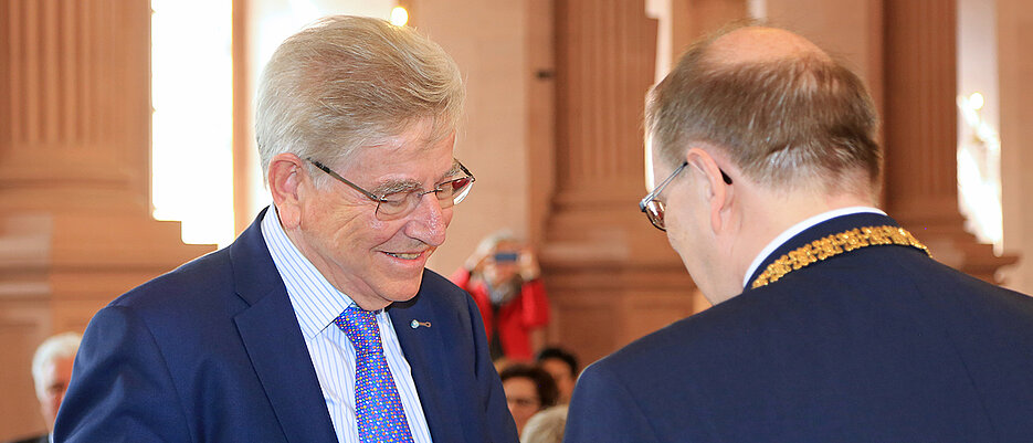 Universitätspräsident Alfred Forchel (r.) gratuliert Thomas Goppel nach der Verleihung der Ehrensenatorwürde.