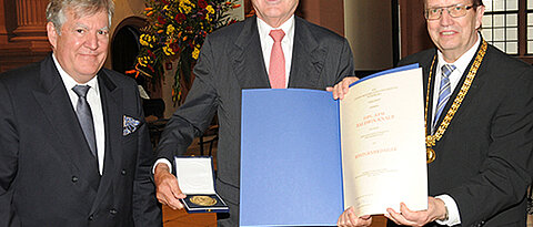 Unternehmer Baldwin Knauf bekommt von Universitätspräsident Alfred Forchel (rechts) und Vizepräsident Wolfgang Riedel die Röntgenmedaille überreicht. (Foto: Robert Emmerich)