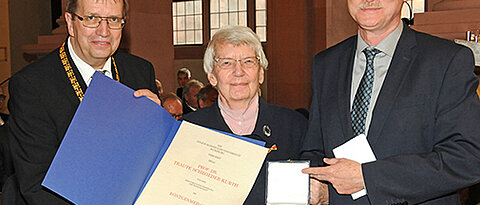 Traute Schroeder-Kurth bekommt von Universitätspräsident Alfred Forchel (links) und Kanzler Uwe Klug die Röntgenmedaille überreicht. (Foto: Robert Emmerich)