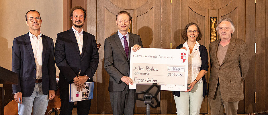 Der Bildungsforschungspreis 2022 ging an Tim Boshuis (2.v.l.). Zum Gruppenfoto versammeln sich mit ihm (v.l.): Thomas Trefzger, Holger Schumacher, Doris Fischer und Ekkehard Geidel.