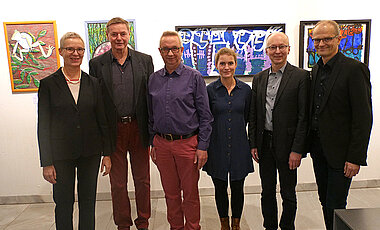 Bei der Eröffnung der Ausstellung "Künstler im Licht" in der Sanderring-Uni (v.l.): Universitätsvizepräsidentin Barbara Sponholz, Rainer Uschwa und Michael Wenzel vom Förderverein der Stiftung "Menschen und Autismus", aus dem Institut für Sonderpädagogik Mitorganisatorin Sophie Holtmann und die Professoren Roland Stein und Christoph Ratz.