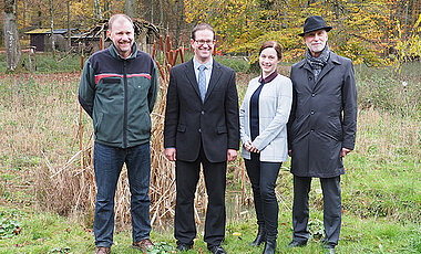 Wildparkleiter Axel Maunz, Dr. Thomas Heyne, Sonja Fiedler und Bad Kissingens Oberbürgermeister Kay Blankenburg bei den neu angelegten Grünlandflächen.