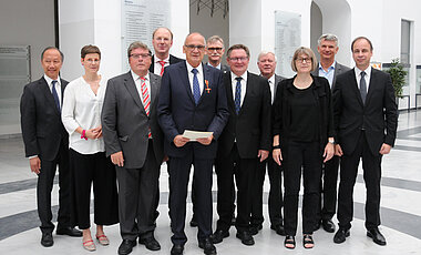 Gruppenbild nach der Übergabe des Verdienstkreuzes an Dr. Karl Südekum: Uni-Vizepräsident Phuoc Tran-Gia, Anja Flicker (Stadtbücherei Würzburg), Bürgermeister Dr. Adolf Bauer, Dr. Klaus Ceynowa (Generaldirektor der Bayerischen Staatsbibliothek), Dr. Karl Südekum, Uni-Kanzler Dr. Uwe Klug, Staatssekretär Gerhard Eck, Ehrensenator Professor Walter Eykmann, Kerstin Diesing (Universitätsbibliothek), Ralf Brugbauer (Direktor der Bayreuther Universitätsbibliothek) und Dr. Hans-Günter Schmidt (Leiter der Universitätsbibliothek).