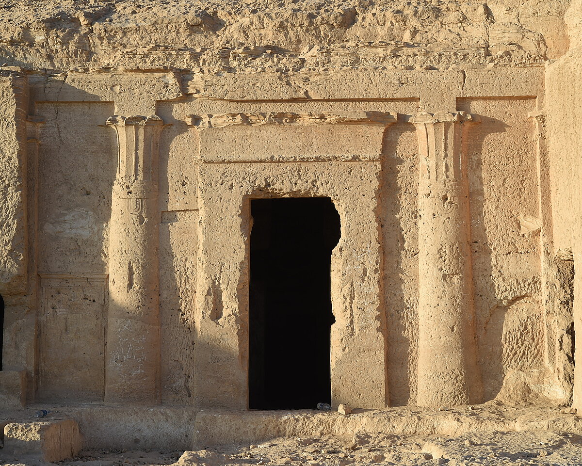 Athribis II. Der Tempel Ptolemaios XII. Die Inschriften und Reliefs der Opfersäle, des Umgangs und der Sanktuarräume. Vol. 1: Text 1. Vol. 2: Text 2. Vol. 3: Tafeln. DVD. main image 1