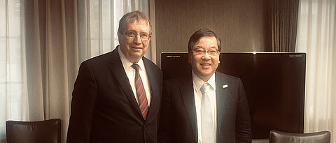 Röntgen-Ausstellung in Tokio: Universitätspräsident Alfred Forchel reiste für die Vorbereitungen nach Japan zu einem Treffen mit dem Präsidenten der Universität Tokio, Makoto Gonokami.
