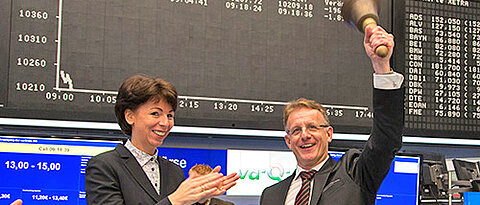 Joachim Kuhn (r.) von va-Q-tec beim Gang an die Börse zusammen mit Hauke Stars, Mitglied des Vorstands der Deutschen Börse. (Foto: va-Q-tec)