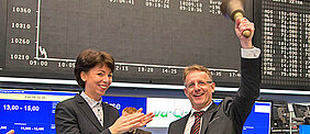 Joachim Kuhn (r.) von va-Q-tec beim Gang an die Börse zusammen mit Hauke Stars, Mitglied des Vorstands der Deutschen Börse. (Foto: va-Q-tec)