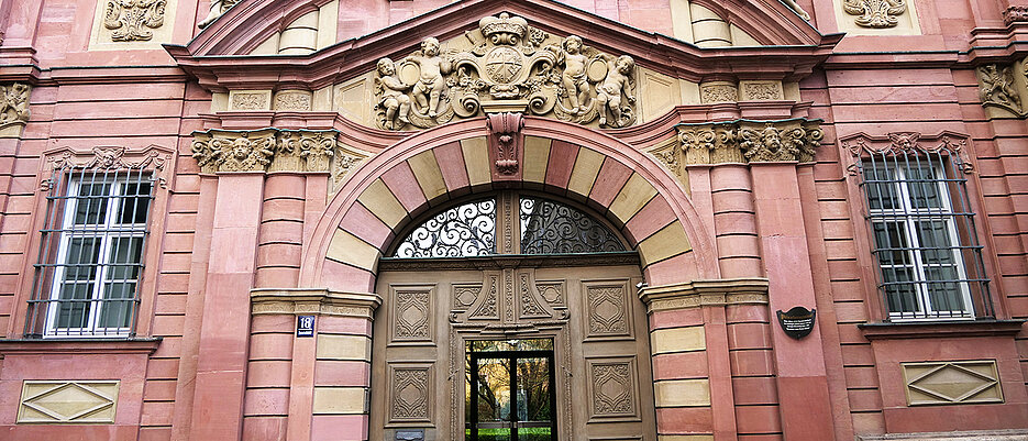 Der Eingang zum Priesterseminar der Diözese Würzburg in der Domerschulstraße.
