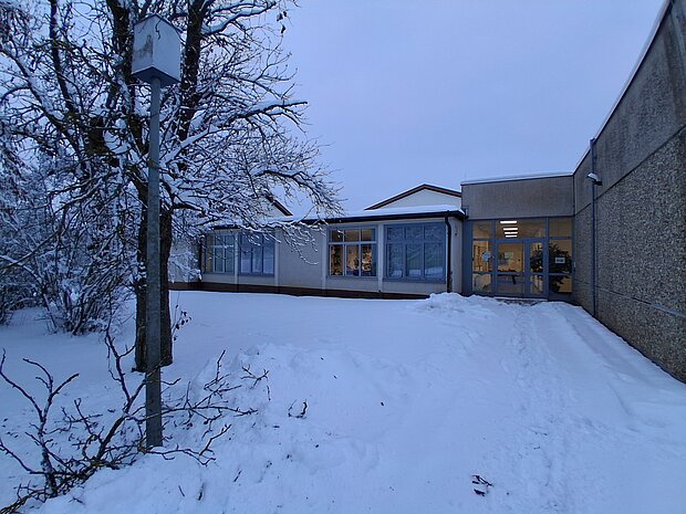 Gebäude 74 im Schnee