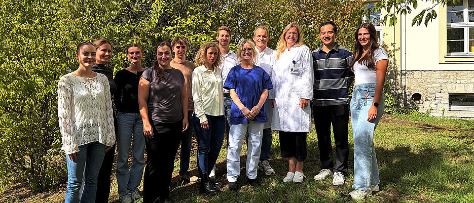 Das HS-Team an der Hautklinik v.l.n.r. Bachelorstudentin Emilia Haid, Doktorandin Mariele Sieben, Praktikantin Leonie Straus, Biologin und Post-Doc Julia Krug, Biologe Marco Stumpf, Bioinformatikerin und Post-Doc Yamila Rocca, Doktorand Aaron Ziegler, Oberärztin Dagmar Presser, Oberarzt Andreas Kerstan, Projektkoordinatorin Astrid Schmieder, Doktorand Jiahong Yuan und Doktorandin Luca Pölzer.