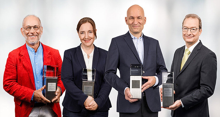 Würzburg professor Kristina Lorenz with the three other recipients of the 2021 Phoenix Pharmacy Science Award.