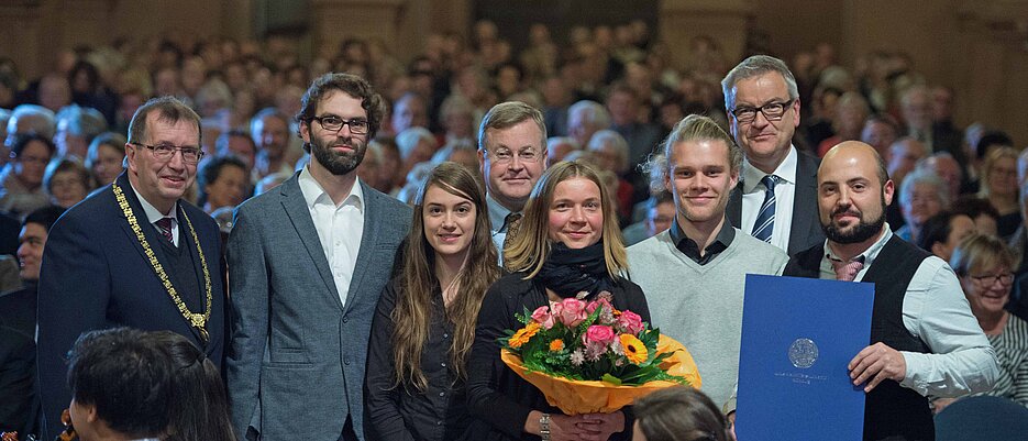 Das Team vom Campus-Garten erhielt den Nachhaltigkeitspreis. Hinten in der Mitte Fürst Ferdinand zu Castell-Castell, der den Preis überreichte. (Foto: Daniel Peter)