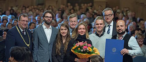 Das Team vom Campus-Garten erhielt den Nachhaltigkeitspreis. Hinten in der Mitte Fürst Ferdinand zu Castell-Castell, der den Preis überreichte. (Foto: Daniel Peter)