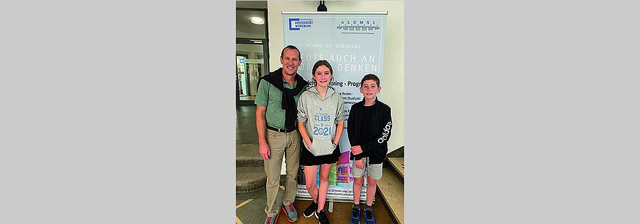 Alumnus Martin Huschke mit seinen Kindern auf "Campus-Besuch". Foto: privat 