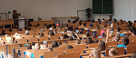 Kinder nehmen an einer speziellen Vorlesung für Kinder an der Universität Würzburg teil.