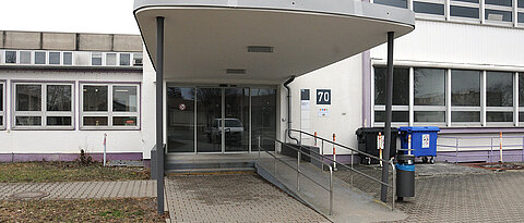 Bis 2023 soll auch die Universität Würzburg barrierefrei sein. Hier: der barrierefreie Zugang des Gebäude 70. 