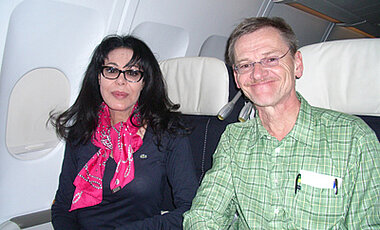 Gespräch im Flugzeug nach Kinshasa: Die französische Ministerin für Frankophonie, Yamina Benguigui, interessiert sich sehr für die Kongo-Aktivitäten von Gerhard Bringmann. (Foto: privat)
