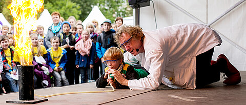 Zentrales Element der „Highlights der Physik“ ist eine große Mitmachausstellung auf dem Marktplatz.