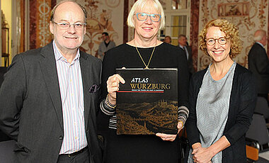 Buchvorstellung im Toscanasaal mit (v.l.): Verleger Hejo Emons und den Herausgeberinnen Barbara Hahn und Dorothea Wiktorin (Uni Köln). (Foto: Gunnar Bartsch)