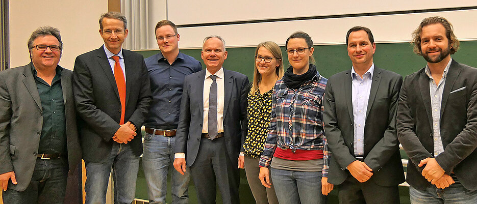 Beteiligte Expertinnen und Experten bei der Gründung des Concussion Centers Würzburg (von links): Dipl.-Psych. Gerhard Müller (Praxis für Sport-Neuropsychologie Würzburg, PSN Würzburg), Prof. Dr. Rainer Meffert (Uniklinikum Würzburg, UKW), Dr. Christopher Held (UKW), Prof. Dr. Ralf-Ingo Ernestus (UKW), Dipl.-Psych. Eva-Maria Müller (PSN Würzburg), Dipl.-Psych. Verena Stadter (PSN Würzburg), Dr. Andreas Eidenmüller (PSN Würzburg) und Dr. Kai Fehske (UKW).