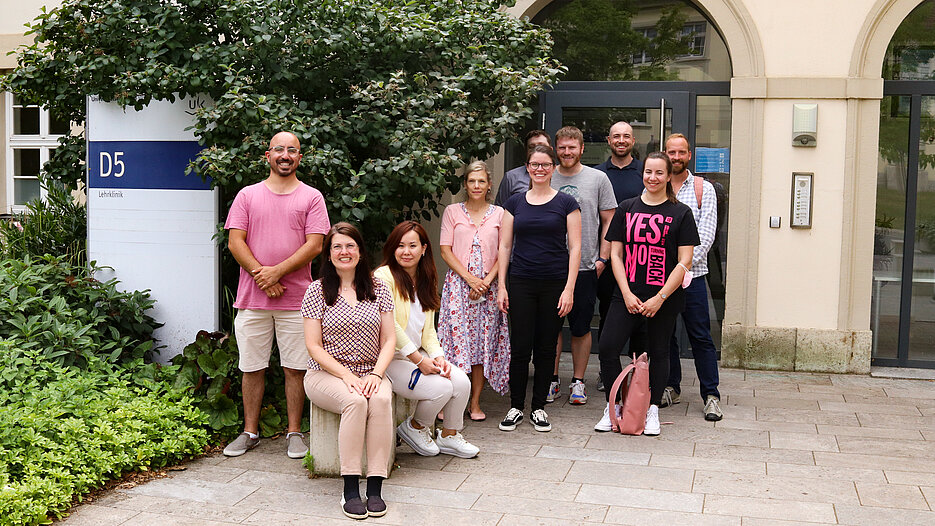 Gruppenfoto vor der Lehrklinik Das WueDive-Team mit Prof. Dr. Sarah König und Dr. Oyudari Vova (links) vor der Lehrklinik des Universitätsklinikums Würzburg.