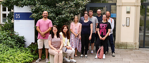 Das WueDive-Team mit Prof. Dr. Sarah König und Dr. Oyudari Vova (links) vor der Lehrklinik des Universitätsklinikums Würzburg. 