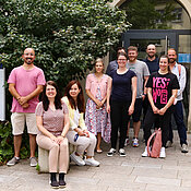 Das WueDive-Team mit Prof. Dr. Sarah König und Dr. Oyudari Vova (links) vor der Lehrklinik des Universitätsklinikums Würzburg. 
